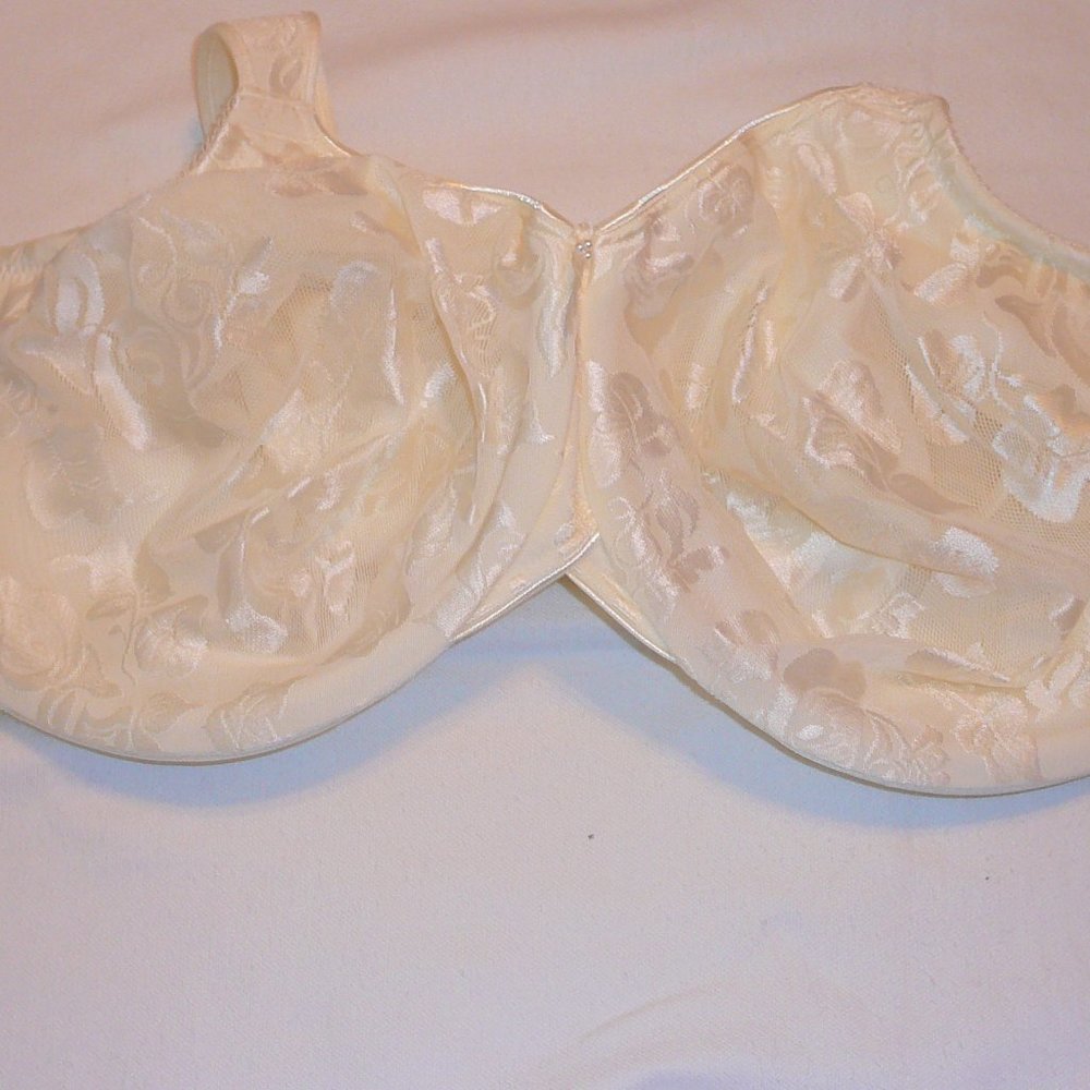Wacoal wired creme color lace/lined  size 42G